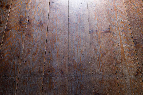Houten planken met krassen en vuil met lichte falloff van boven naar beneden, gebruik deze achtergrond voor grundge en scrathced achtergrond, of als overlay - Foto, afbeelding