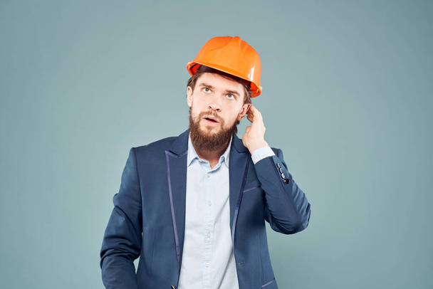 man in pak oranje kat industrie levensstijl professionele bouw - Foto, afbeelding