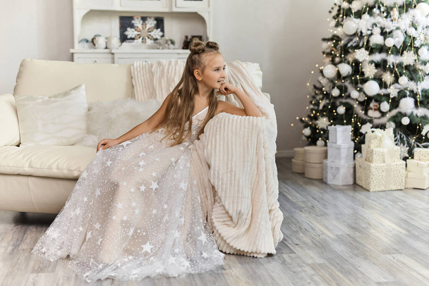 Parlak Noel 'in içinde, şenlikli elbiseler içindeki güzel küçük kız. - Fotoğraf, Görsel