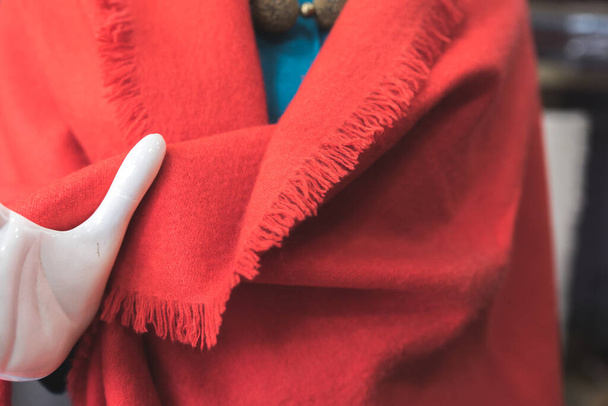 Sciarpa in lana di cashmere rossa, moda classica, una mano di un manichino bianco con stola rossa - Foto, immagini