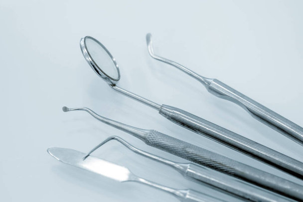 Conjunto de equipos médicos de metal para el cuidado dental. - Foto, Imagen