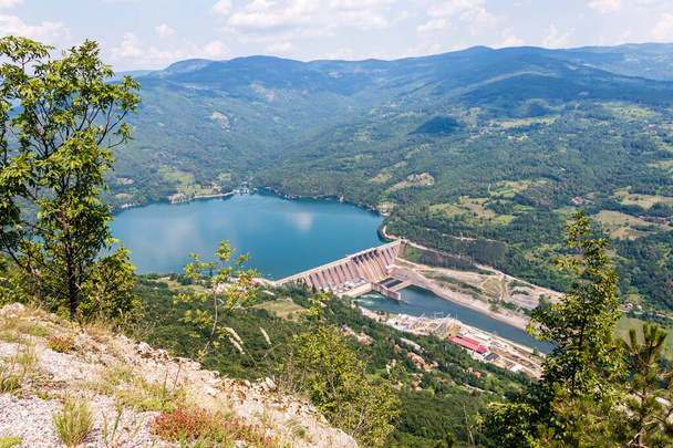 La central hidroeléctrica en el lago Perucac y el río Drina, Bajina Basta, Serbia. - Foto, Imagen