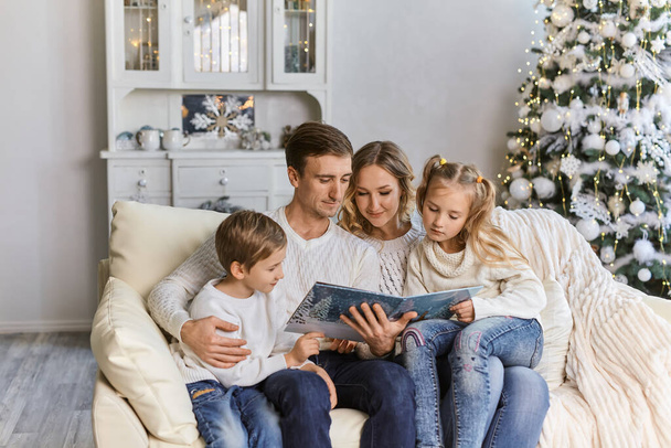 Ritratto di amichevole famiglia libro di lettura la sera di Natale - Foto, immagini