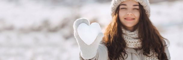 Snow Heart in Hand of a Woman - Foto, Imagem