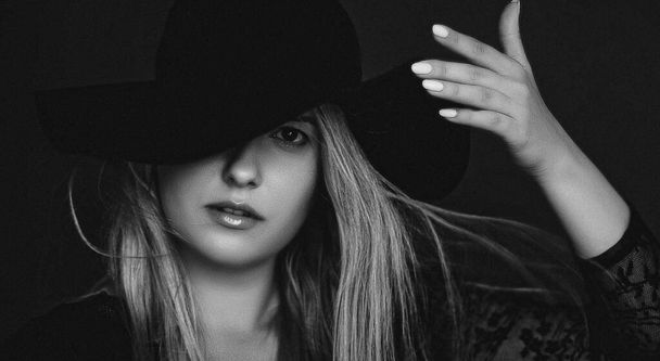 Krásná blondýna nosí klobouk, umělecký film portrét v černé a bílé pro módní kampaň a krásu značky - Fotografie, Obrázek