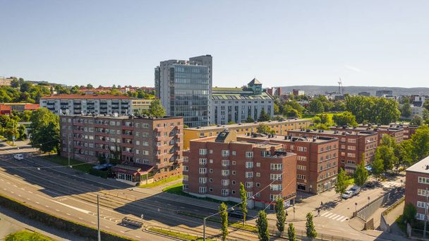 Осло, Норвегія. Чудова панорамна фотографія з літаючих дронів для Осло нових околиць і нових домів. На тлі гір і блакитного неба в сонячний літній день. (Серія)) - Фото, зображення