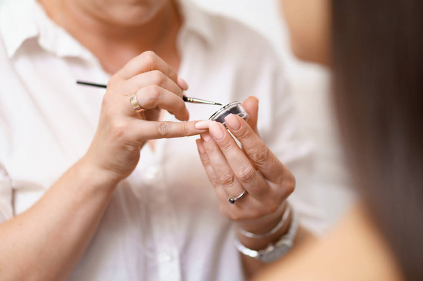 Make up artist hands working in her beauty visage studio salon with her brushes - Foto, Imagen