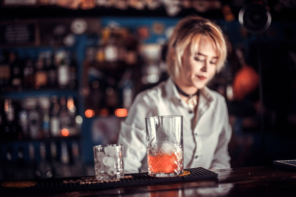 Fille barman mélange un cocktail sur le porterhouse - Photo, image