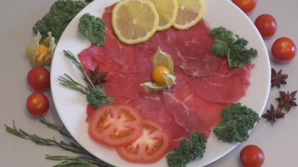 Carpaccio-tál vékonyra szeletelt nyers marhahús-szűzpecsenyéből  - Felvétel, videó