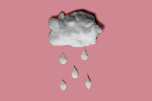 Облака дождя из пены с капельками дождя. Минимальная концепция природы - Фото, изображение