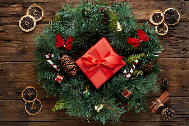 Christmas wreath on wooden background - Foto, afbeelding