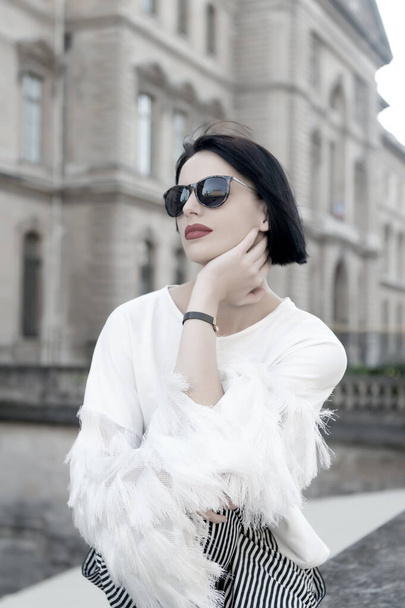 Girl in sunglasses pose on house facade in paris, france - Foto, imagen