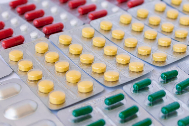 Ασημένια κυψέλη συσκευασίες συλλογή χάπια ταξινομημένα ανά τύπο, χρώμα και μέγεθος, με επιλεκτική εστίαση. Χάπια για διάφορες ασθένειες - Φωτογραφία, εικόνα