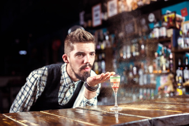 Barman crea un cocktail al alehouse - Foto, immagini