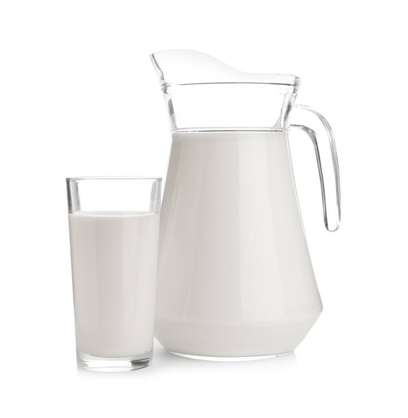 Jarra y vaso con leche fresca sobre fondo blanco - Foto, imagen