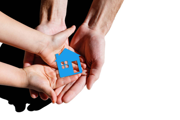 люди, благотворительность, семейная и домашняя концепция - крупным планом женщины и девушки, держащих картонный домик в руках - Фото, изображение