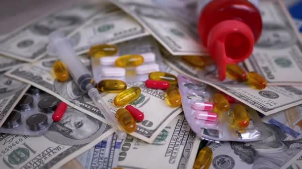 Bundle Dollar Bills Falls az asztalra pénzzel, tabletták, fecskendő. Emelkedő költségű gyógyszerek - Felvétel, videó
