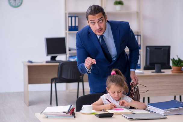 Joven empleado masculino y su pequeña niña en la oficina - Foto, Imagen