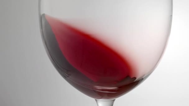 Медленный выстрел красного вина, кружащегося вокруг бокала - Кадры, видео