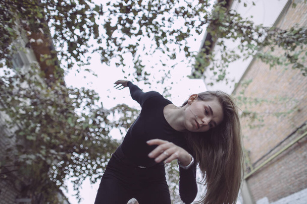дівчина танцює в ейфорії і смутку на вулиці з виноградом
 - Фото, зображення