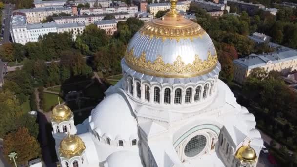 Luftaufnahme der orthodoxen Marinekathedrale von St. Nikolaus. Gebaut in den Jahren 1903-1913. Kronshtadt, St.Petersburg, Russland - Filmmaterial, Video
