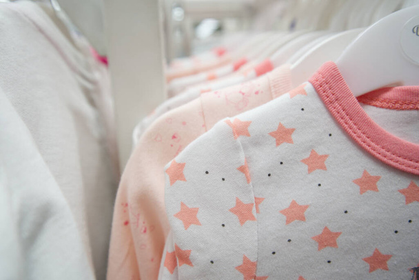 Kinderkleding rek in heldere kleur Toon met sterren - Foto, afbeelding
