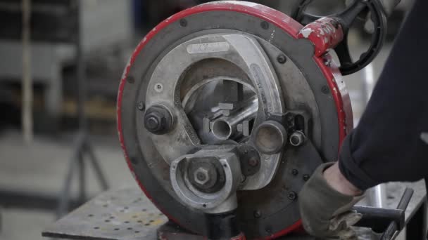 costura soldada en una sección de una tubería de acero con la ayuda de una máquina de pulir en el taller de metal - Metraje, vídeo