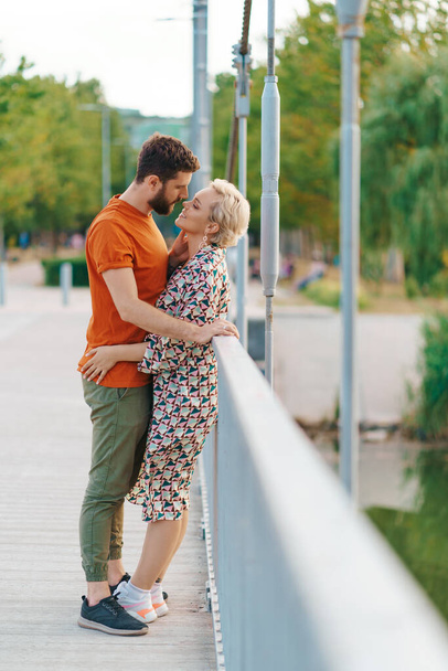Couple kissing on the bridge - Fotó, kép