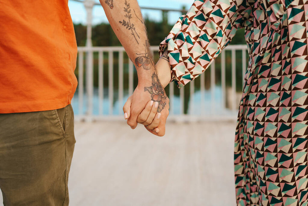 mężczyzna i kobieta trzymający się za ręce - Zdjęcie, obraz