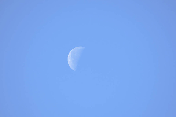 Halve maan op een blauwe lucht. Vancouver BC Canada - Foto, afbeelding