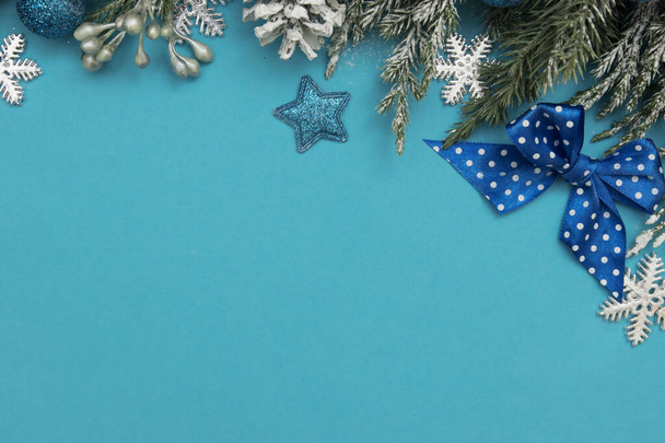 Zimní dovolená dekorace karta slavnostní koncept: vánoční stromky, hvězdy, borovice na modrém pozadí s kopírovacím prostorem - Fotografie, Obrázek