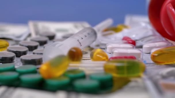 Resumen Concepto de tratamiento con píldoras, inyecciones, medicamentos en el fondo Dinero - Metraje, vídeo