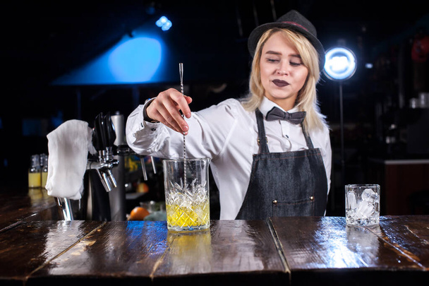 Dziewczyna barman wymyśla koktajl na piwiarni - Zdjęcie, obraz