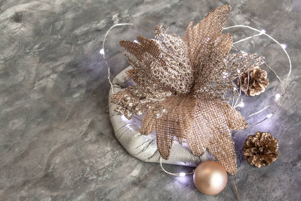  belle décoration du Nouvel An dans des tons argent-or, une fleur inhabituelle, cônes de pin dans un bol en béton, élégant et moderne - Photo, image