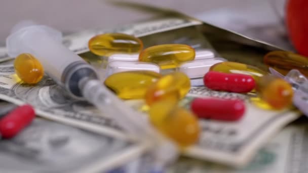 Abstrakti käsite hoito pillereitä, injektiot, lääkkeet taustalla rahaa - Materiaali, video