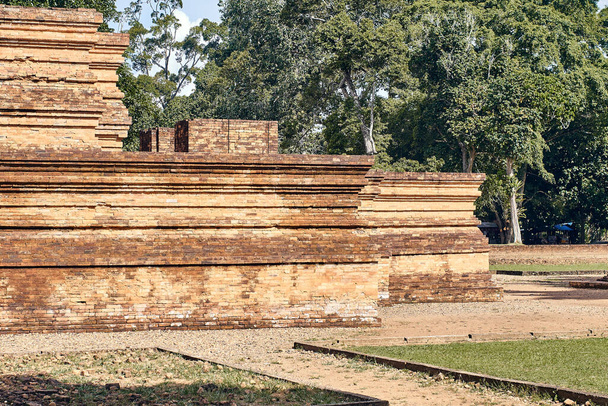 Templo de Muaro Jambi é um complexo de templos budistas, em Muaro Jambi Regency, província de Jambi, Sumatra, Indonésia. Está situado a 26 quilômetros a leste da cidade de Jambi. O complexo do templo foi construído pelo Reino de Melayu. - Foto, Imagem