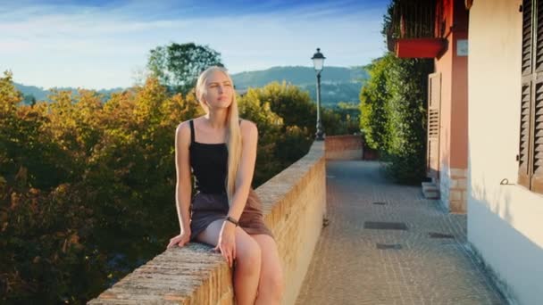 Herrliches blondes Mädchen genießt die Sonnenstrahlen im Sommer - Filmmaterial, Video