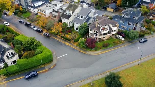 Vista aérea de pequenas casas no Canadá em um dia ensolarado de outono - Filmagem, Vídeo