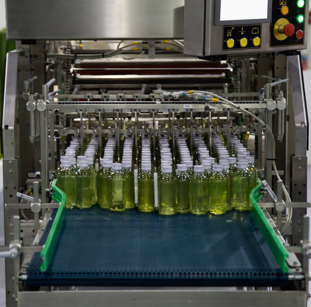 Bundel krimpfolie verpakkingsmachine in de voedingsindustrie - Foto, afbeelding