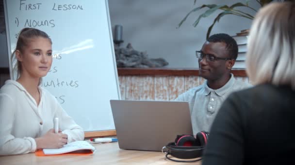 Biała kobieta i czarny mężczyzna biorący lekcje angielskiego - kobieta rozmawiająca ze swoim nauczycielem - Materiał filmowy, wideo