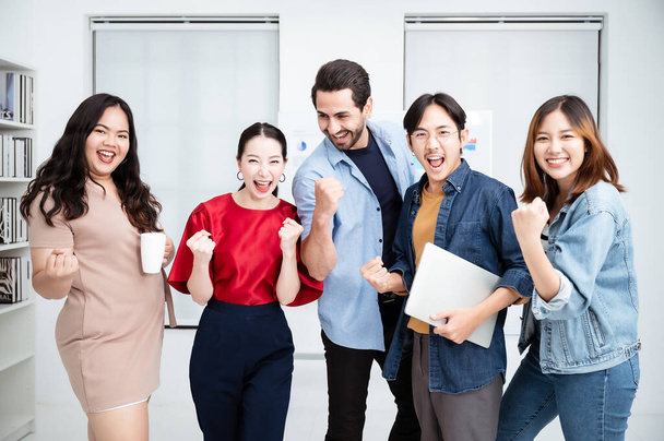Portret służbowej pracy zespołowej stojącej razem, szczęśliwej i uśmiechniętej. Multiethnic zróżnicowanych ludzi team startup - Zdjęcie, obraz