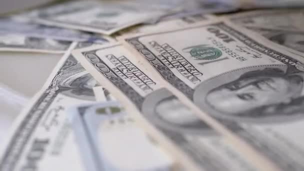 Ruce míchejte Americké papírové peníze, dolary. Hotovost na stole. Detailní záběr. 4K - Záběry, video