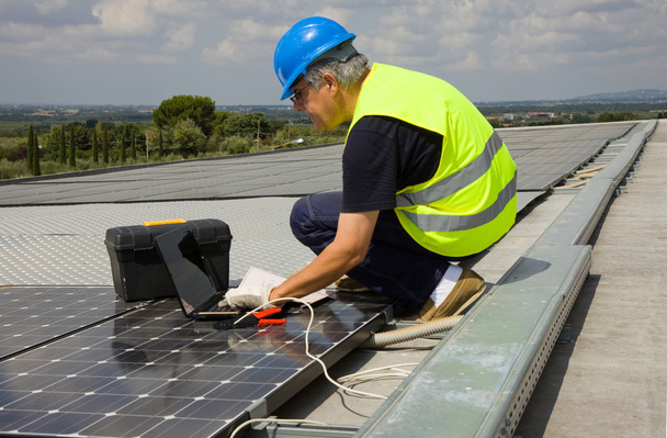 Engineer testing solar panels - Fotografie, Obrázek