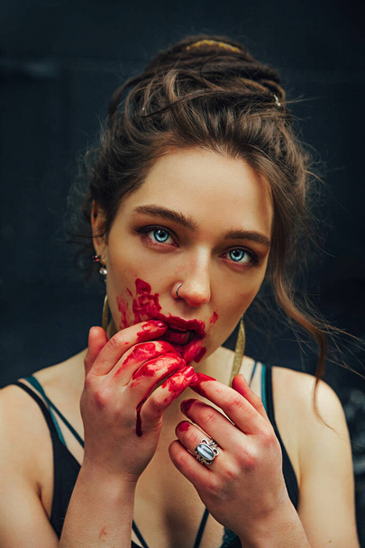 Muotokuva tytöstä, jolla on verta huulillaan - Valokuva, kuva