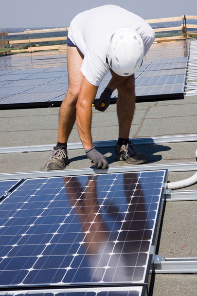 işçiler fotovoltaik paneller ayarlama - Fotoğraf, Görsel
