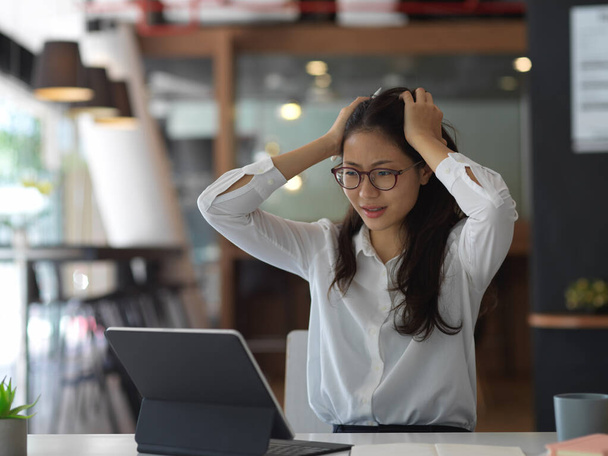 Stres mladá podnikatelka zneklidňující o projektu, zatímco pracuje v kanceláři - Fotografie, Obrázek