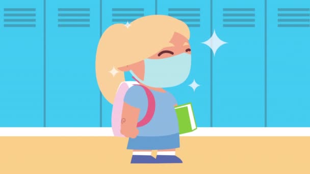 Kleines Studentenmädchen mit medizinischer Maske in der Schule - Filmmaterial, Video