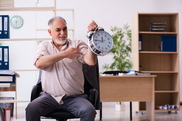 Eski erkek çalışan, zaman yönetimi eşliğinde fiziksel egzersiz yapıyor. - Fotoğraf, Görsel
