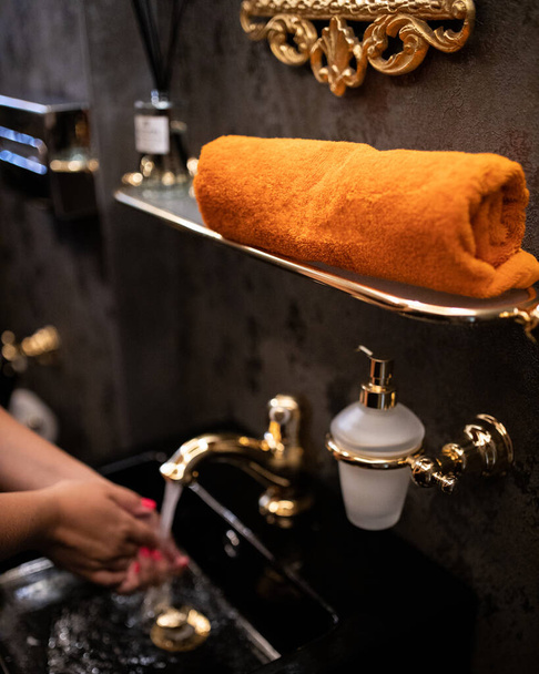 Nainen punainen manikyyri pesu kädet ylellisyyttä sisustus kylpy pesuallas - Valokuva, kuva