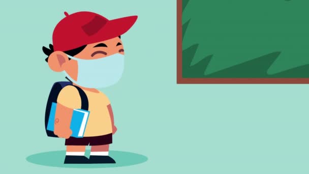 μικρό αγόρι φοιτητής φορώντας ιατρική μάσκα χαρακτήρα με μαυροπίνακα - Πλάνα, βίντεο